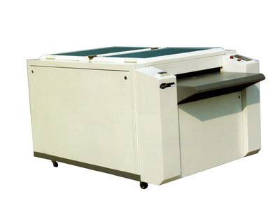 型 號： CY-CTP1250  產品名稱： CTP版自動沖洗機  簡 介： 針對CTP版需求專業設計，本機結構厚實，外觀優美，操作簡單，維護方便，是印刷現代化不可缺的良伴。 特 性： 堅固耐用的機體結構。  自動警示裝置，減少制程不良率。  精密的藥液過濾系統，完全排除髒點發生。  備自動恆溫裝置，確保顯影液溫控制精確。  顯影液電導率自動控制、自動補充。  微電腦自動程序檢查及錯誤訊息顯示。  自動補充系統，隨時維持正常高、低水位。  毛刷與膠輥均能快速拆卸，清洗方便。  上膠槽內膠輥自動清洗設計，保