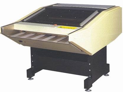 型 號： CY-CNP860  產品名稱： PS版留版機  簡 介： 對於印刷後版上油墨清洗，一直是業者最不方便的事，現交給CY-CNP留版機由清洗油墨→上膠液→烘乾一次自動作業，能節省處理時間。 特 性： 多重毛刷清洗，即使放置較久的印版，也能將油墨一掃而空。  洗淨油墨後，提供清水清洗版面。  洗淨油墨後，提供上膠、烘乾功能。  俱備PS版壓平印版兩邊咬口折痕功能或印版折90度角平版可清洗。  備有高品質清潔液及膠液，使洗清效果加倍。  處理速度快。 