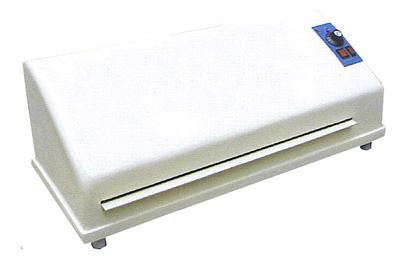 型 號： CY-610  產品名稱： 棕片顯影機  　 規 格： 型號 CY-610  工作寬度 610mm 24〞  速度  0-1.8米/分鐘 可調  溫度 室溫-100℃ 可調，自動恆溫、控溫  補液方式 自動補液 