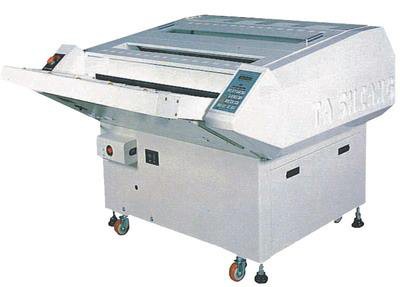 型 號： CY-SGL860  產品名稱： PS版潛浸沖版機  簡 介： 潛浸沖版機沖版最快速連續沖版約30秒一片出版，而網點約1％在現，目前最安全機。  特 性： 電子機械式操作面板由顯影>水洗(再水洗)>上膠>烘乾等一氣呵成，獨特潛浸式顯影設計可使網點均勻呈現，無藥水自動警報，水洗漕自動清水循環停水也可沖版，獨特上膠設計無膠水自動警示，膠輪全不用工具就可拆除，機械安全設備自動斷電源。