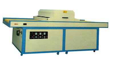 型 號： CY-1003P  產品名稱： UV紫外線乾燥機 1003P  簡 介： 適用於紙類品、上光、網印、輸送速度10-80M/MIN厚薄紙皆可。  特 性： 適用低盤吸風裝置，鐵弗龍輸送網，輸送網偏移自動校正，輸送速度（M/MIN)顯示錶，氣壓式燈箱自動昇起，方便保養。