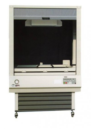 型 號： CY-VPF32H  產品名稱： 水平式晒版機  簡 介： 上燈源設計輔以安全遮光布簾，方便使用者晒版時檢視原稿及抽真空情況，並避免曝光燈源直接照射人體。特殊的吸氣與吹氣並行設計，快速由中央向四周抽離空氣。  特 性： 1.立即點亮型紫外光源。 2.輕巧便利的遮光布簾。 3.四層寬闊的抽屜，方便存放原稿或版材。 4.60組曝光記憶電腦。 5.紫外線積算光量計，保持曝光濃度一定。 6.可選配自動散光片裝置藉以消除膠帶痕跡。