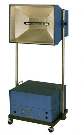 型 號： CY-3KW  產品名稱： UV活動曝光燈源  簡 介： 　  特 性： 移動式曝光燈源。  適用網版、PS版、鋁版、平版、平凹版、樹脂版、銘版等。 