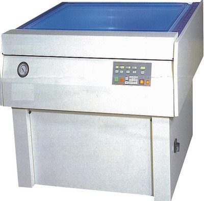 型 號： CY-CPU51SDF-3  產品名稱： 平行光復片機  簡 介： 傳統的單點式光源，光線的傳播，係以發光體為中心的輻射對於底片的複製易產生誤差。新開發的平行直線光擴散鏡將引導輻射光線透過擴散鏡而產生垂直於作業面的直光完全克服了此種誤差。  特 性： 適用對象平版、網版軟片、PCB軟片、明室片、直接版軟片、氨鋅片等。 本機新開發的全面真空吸著方式配合懸吊式輥筒擠壓方式絕不移動原稿與感光材，使您得到套對，絕對精確。  絕對的套對精度，不論是陰翻陽，陽翻陰，反白等皆能萬無一失。