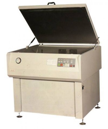 型 號： CY-CPU51  產品名稱： 經濟型軟片複片機  簡 介： 堅厚的機體，方便操作即實惠的價格使這部傳統型複片機依然犀利無比！  特 性： 　 1. 立即點亮紫外光源，既省時又省電並可延長燈管壽命。 2 配備紫外線積算光量計，自動調節光量維持光濃度的穩定性。 3. 獨特的免油式真空幫浦，真空度高且安靜無聲。 4. 半真空抽氣裝置，完全消除〝包空氣〞現象。 5.一體成形橡皮板，抽氣密實絕不洩漏。 6. 60組曝光記憶電腦。 7. 自動散光片裝置供選用，可消除膠帶痕跡及避免網點流失。