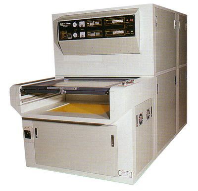 型 號： CY-6080  產品名稱： 高精度平行光  特 性： 　 * 雙面可同時進行曝光 * 二組互換真空裝片盤 * 可做乾膜及液體接合膜 * 均勻強光燈源配備電腦積光器 * 露光表面，溫控在23℃以下 * 四組可設定儲存積光記憶電腦 * 配備偵錯系統，隨時顯示錯誤並警報 * 超高速真空吸氣裝置