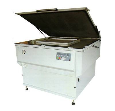 型 號： CY-VPF32HS  產品名稱： 網版曝光機  特 性： 　 1. 採用瞬間點亮型紫外線燈源，縮短曝光時間，節省電力消耗，增長燈管壽命。 2. 無煙、無臭、無公害，用得安心。 3. 密閉式之機箱，能安全消除紫外線強光對人體之傷害，使您用得安心，更不慮箱內溫 度上 升 。 4. 特殊之橡皮板，伸縮性良好，達到耐用之效果。 5. 真空壓力可調式，可自由調整真空之壓力，可適用不同之版材，避免真空壓力過高或過低而傷及玻璃或影響品質。 6. 內藏高效率無給油式真空幫浦，省去您換油之麻煩，且運轉時寂靜無聲