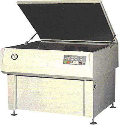 型 號： CY-CPU51-3（中古機)  產品名稱： 網版感光機  簡 介： 堅厚的機體，方便操作即實惠的價格使這部傳統型網板機依然犀利無比！  特 性： 　 立即點亮紫外光源，既省時又省電並可延長燈管壽命。 獨特的免油式真空幫浦，真空度高且安靜無聲。 半真空抽氣裝置，完全消除〝包空氣〞現象。 一體成形橡皮板，抽氣密實絕不洩漏。