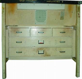 型 號： CY-32（中古機)  產品名稱： 底片光桌  簡 介： 110v電源日光燈40w2支  特 性： 　  規 格： 機型 CY-32  高 82cm  寬 135cm  深 95cm 