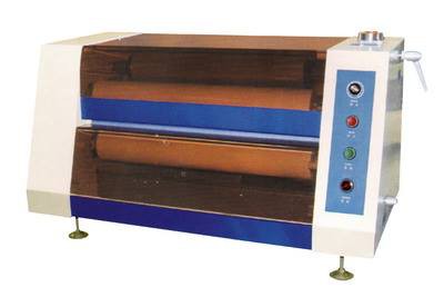 型 號： CY-640  產品名稱： 底片貼膜機  簡 介： 　  特 性： 適用棕片(重氮片)及銀盤片貼膜，具有清潔、消除靜電及貼保護膜之功能，滾輪同步性好、能控制張力使底片保持平坦。  規 格： 型號 CY-640  貼膜寬度 640mm 25"  速度 無段 可調  工作厚度 0.18mm-2mm  電源 交流 220V  抗靜電棒 上下各一支  機台尺寸 500mm X 1000mm X 485mm(長 X 寬 X 高) 